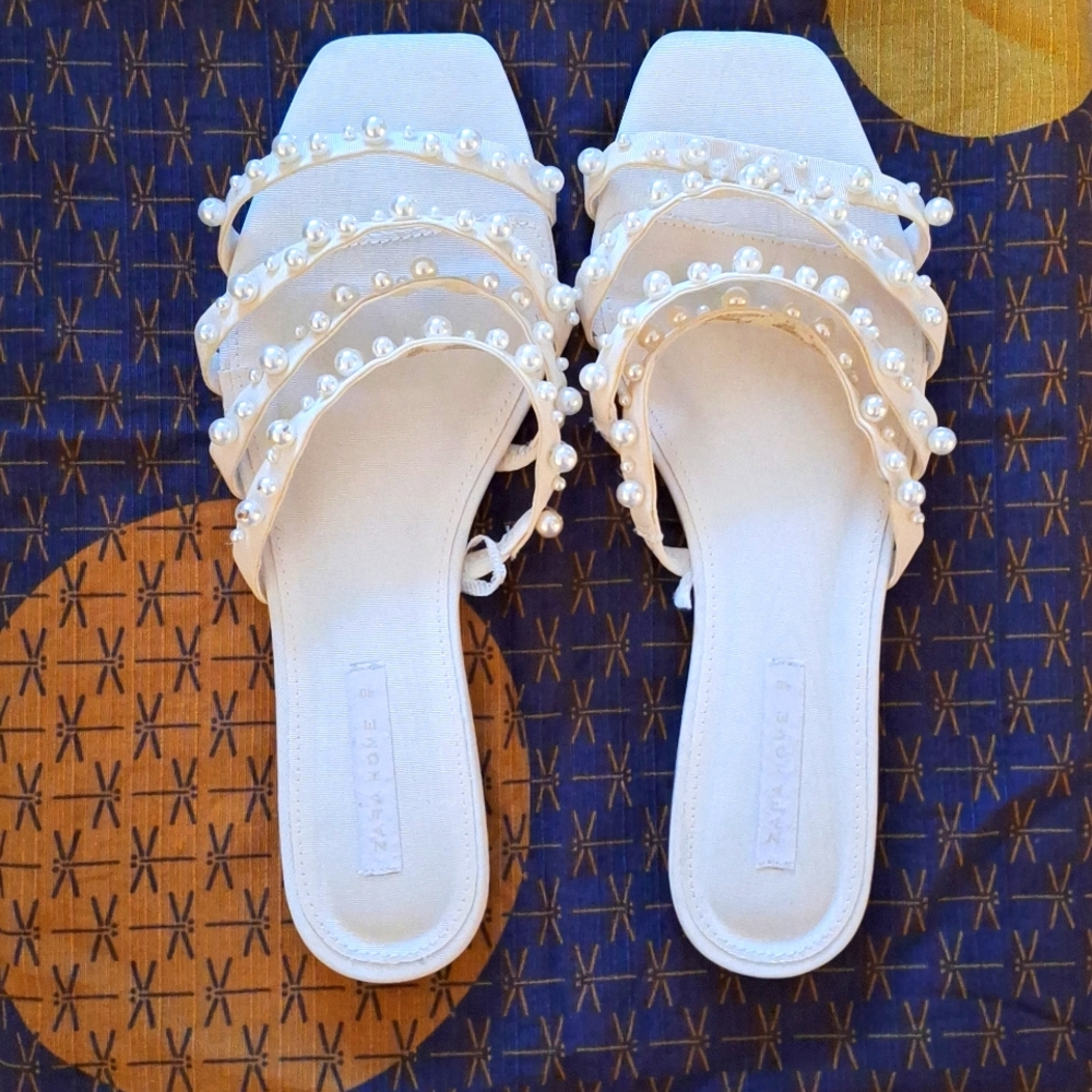 EUC ZARA WHITE PEARL FLATS - US 9